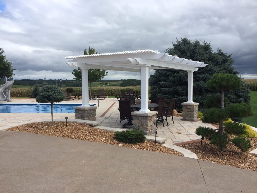 Pool Pergolas: Add Shade to an Outdoor Dining Area
