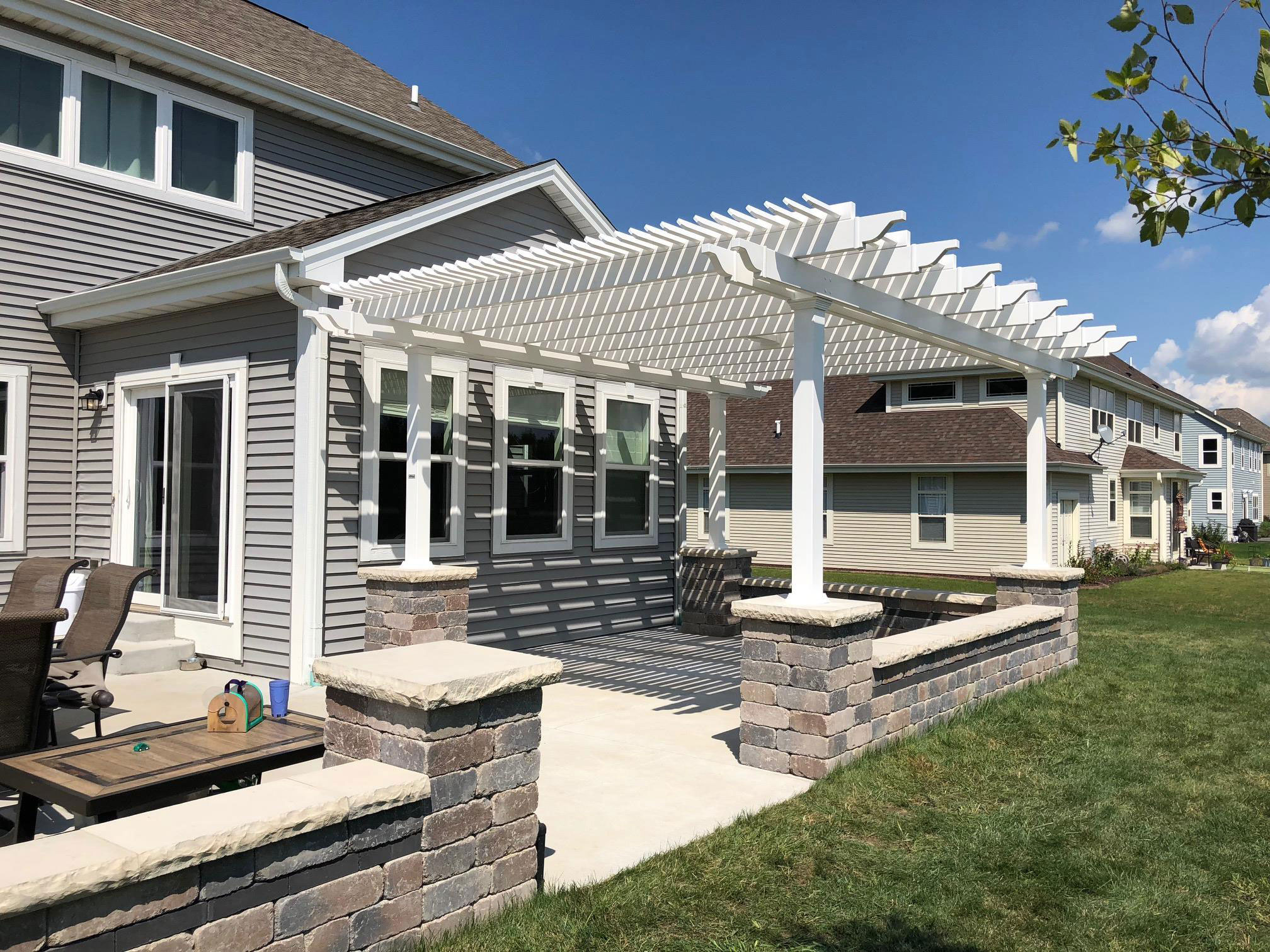 pergola over a patio on landscape columns with a foot of overhang on the roof profile