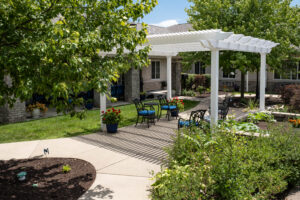 Senior star senior living courtyard with shade pergola