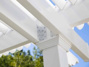 View of the beam attachment bracket between the beams of a pergola
