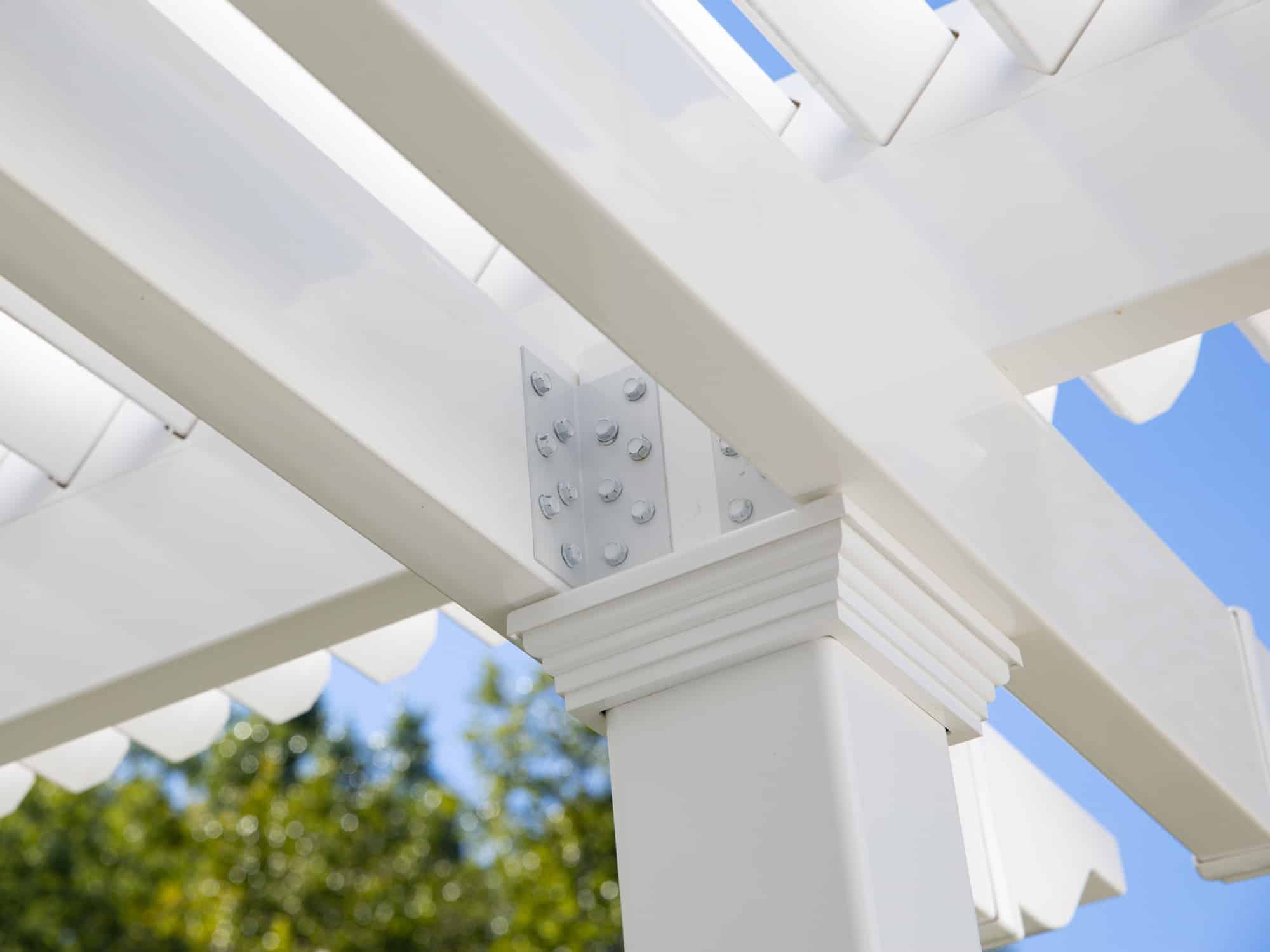 View of the beam attachment bracket between the beams of a pergola