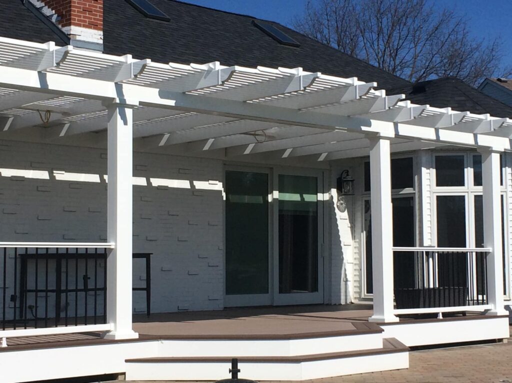 Pergola with rounded section in the middle sitting over a deck