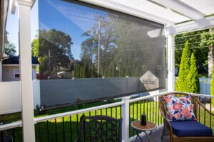 Pergola with a side drop shade